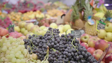 Früchte-In-Einem-Lokalen-Markt-Montpellier-Hall-Laissac,-Traube,-Kiwi,-Äpfel,-Orangen